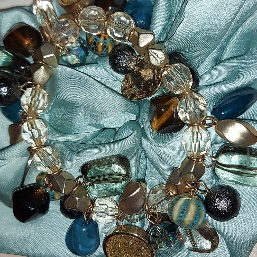 Women's necklace and bracelet set.